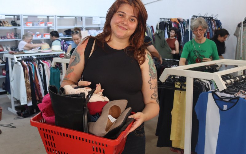 Tainá aproveitou o Megabazar do Instituto Joanna de Ângelis para selecionar roupas e calçados | abc+