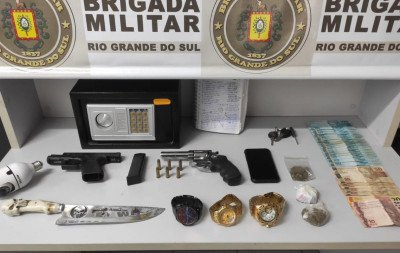 Confissão em abordagem policial leva à recuperação de item furtado e apreensão de armas em Ivoti