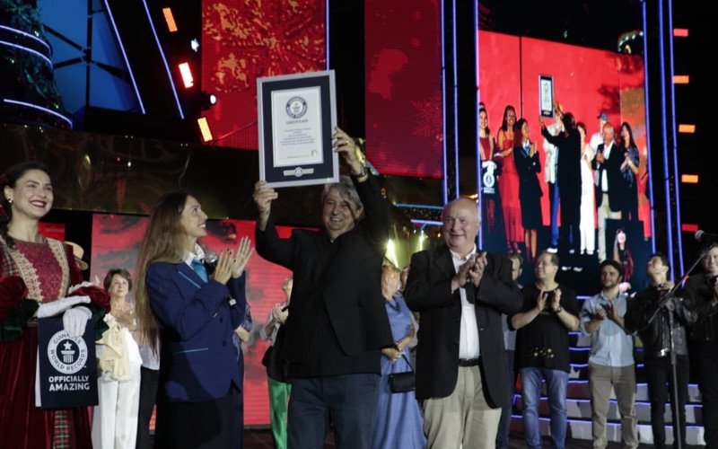 Cerimônia de entrega do título de Festival de Natal Mais Longo do Mundo para o 40º Natal Luz de Gramado aconteceu na noite deste sábado (20)