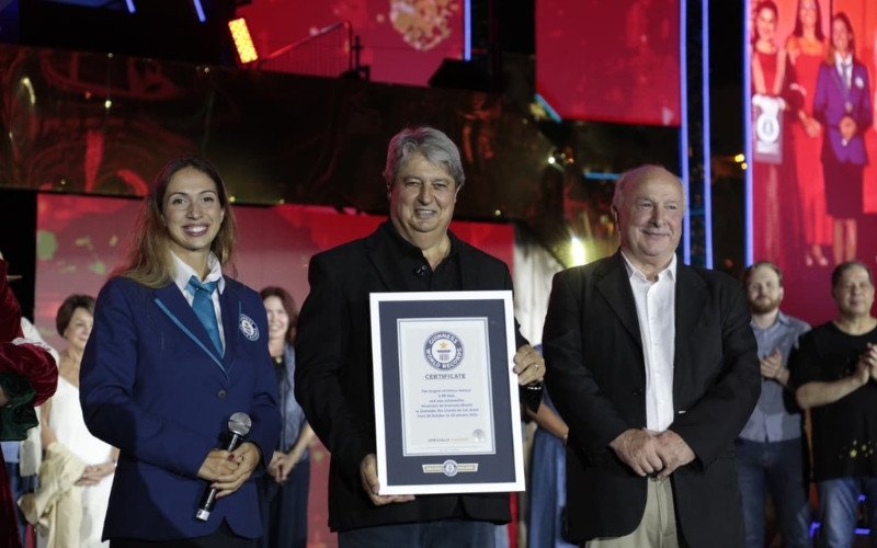Cerimônia de entrega do título de Festival de Natal Mais Longo do Mundo para o 40º Natal Luz de Gramado aconteceu na noite deste sábado (20)