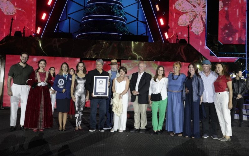 Cerimônia de entrega do título de Festival de Natal Mais Longo do Mundo para o 40º Natal Luz de Gramado aconteceu na noite deste sábado (20)