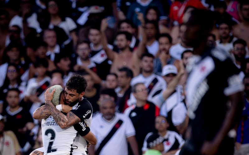 Jogadores do Corinthians comemoram o título sobre o Vasco no Maracanã | abc+