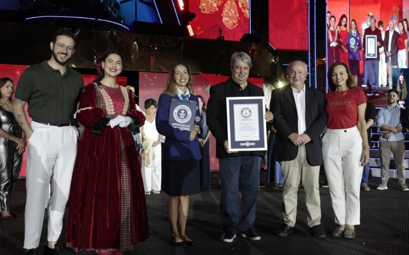 Cerimônia de entrega do título de Festival de Natal Mais Longo do Mundo para o 40º Natal Luz de Gramado aconteceu na noite deste sábado (20)