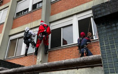 VÍDEO: Papai Noel e super-heróis descem de rapel na fachada do HU Canoas