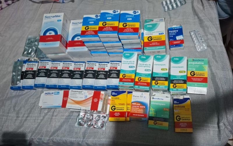 Medicamentos encontrados na casa da suspeita de envenenar marido em Pelotas | abc+