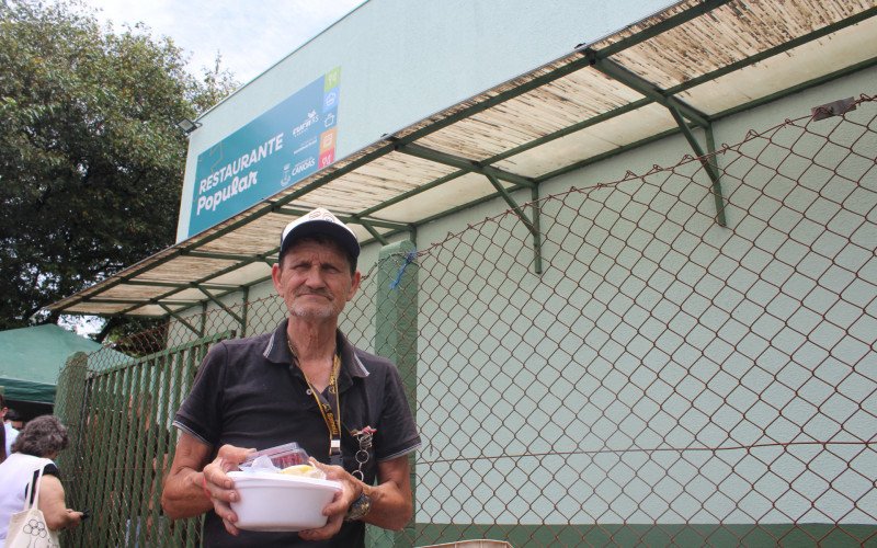 Jorge Lopes, 67 anos, elogiou a quantidade de comida na "quentinha" que levou para casa | abc+