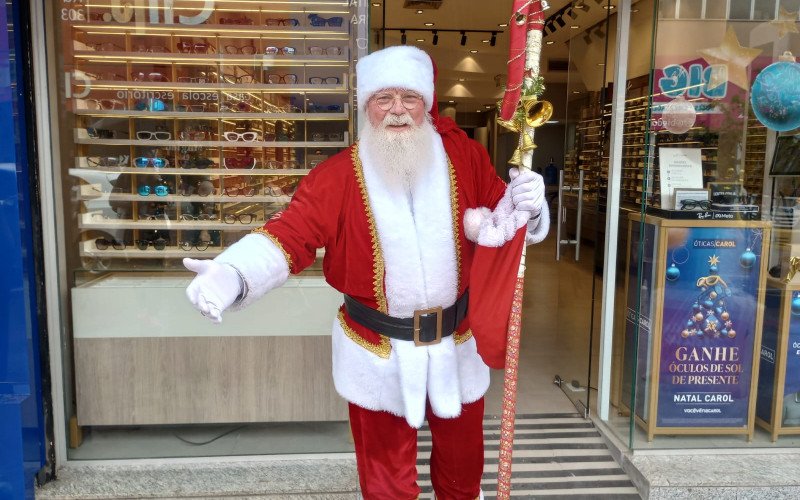 Papai Noel visitou a Rua Independência
