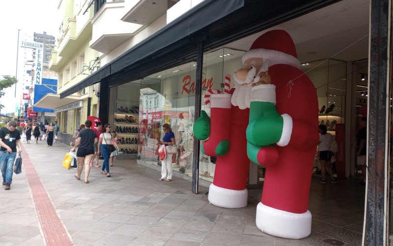 Comerciantes apostam nos últimos dias antes do Natal para aumentar as vendas