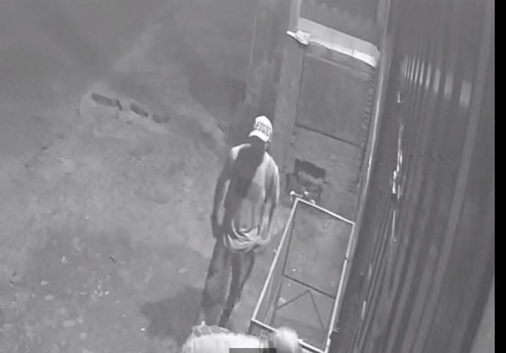 Uma dupla de homens foi flagrada invadindo uma residência no bairro Liberdade, em Novo Hamburgo, na madrugada deste sábado (20) | abc+