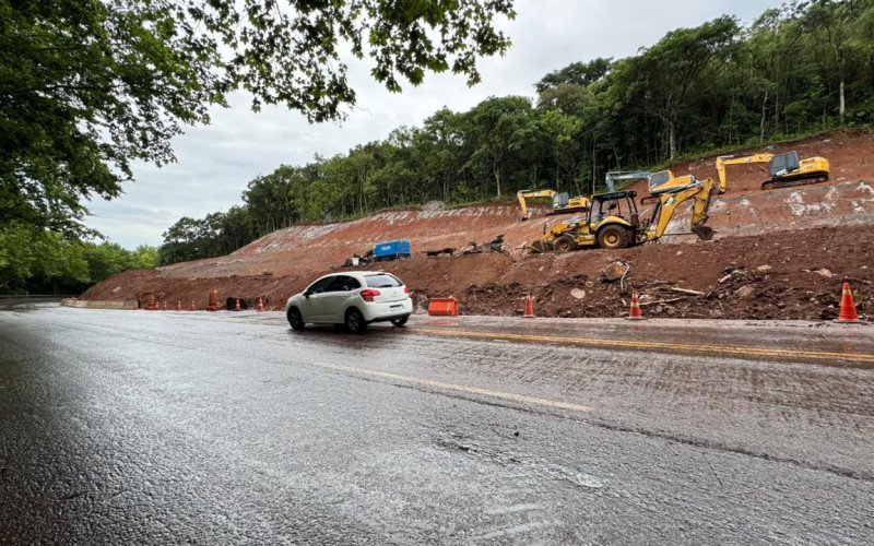 Trecho da BR-116 em Morro Reuter segue com sistema pare e siga, durante os dias de obra