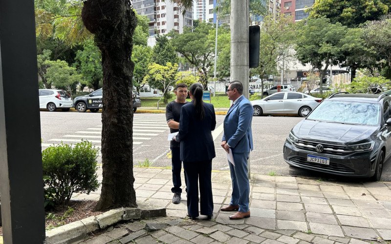 Dorsi de Sousa Marques chegou na Delegacia de Homicídios acompanhado dos advogados Antenor Colombo Neto e Ingrid Pauly
