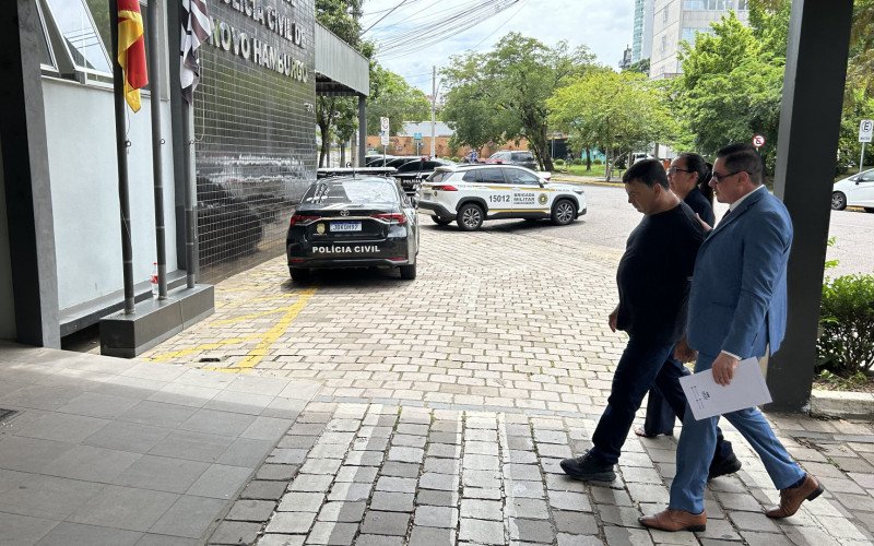 Dorsi de Sousa Marques chegou na Delegacia de Homicídios acompanhado dos advogados Antenor Colombo Neto e Ingrid Pauly | abc+