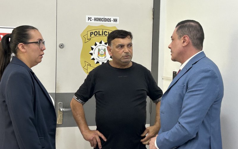 Dorsi de Sousa Marques chegou na Delegacia de Homicídios acompanhado dos advogados Antenor Colombo Neto e Ingrid Pauly