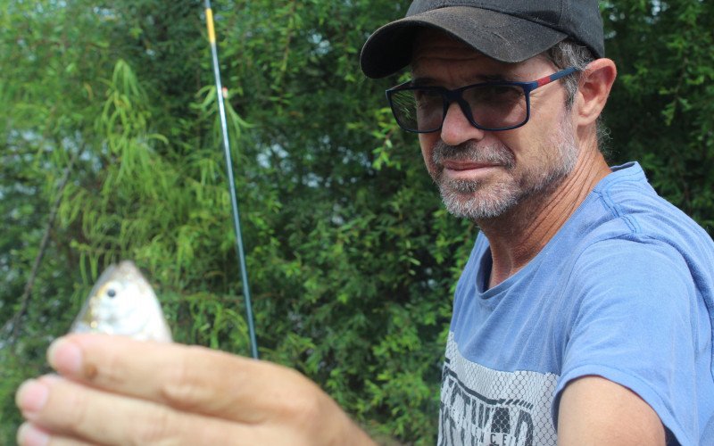 Celomar Silva averigua os dentes de cada peixe que fisga na Praia do Paquetá, em Canoas | abc+