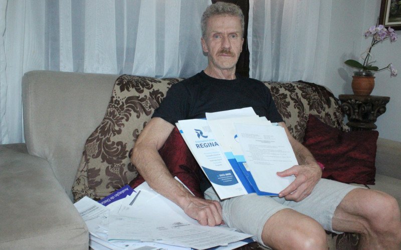 João mostra a quantidade de exames que precisa realizar devido a problemas de saúde. Dentre eles, a Doença de Crohn | abc+