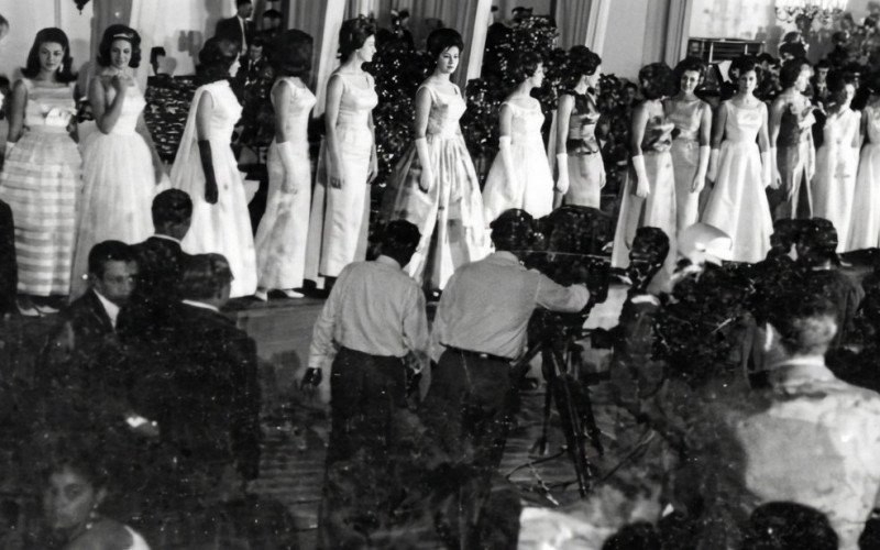 Baile de escolha da Miss RS em Novo Hamburgo em junho de 1963; foto tratada com uso de inteligência artificial