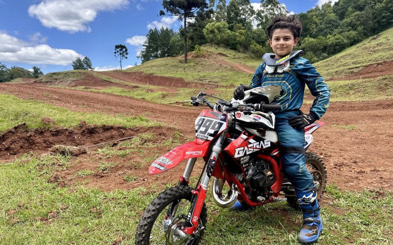 João Otávio Borges Padilha, de 9 anos, é piloto de motocross