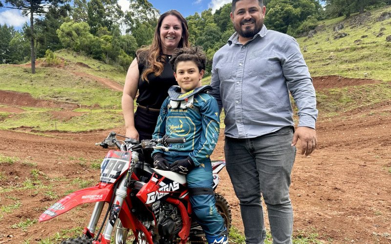 João Otávio Borges Padilha, de 9 anos, é piloto de motocross e conta com o apoio da família para praticar o esporte