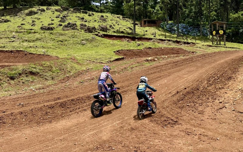 Marina e João treinando na pista de motocross em Gramado, no Cross Clube
