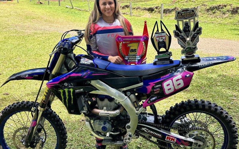 Marina Becker é piloto de motocross