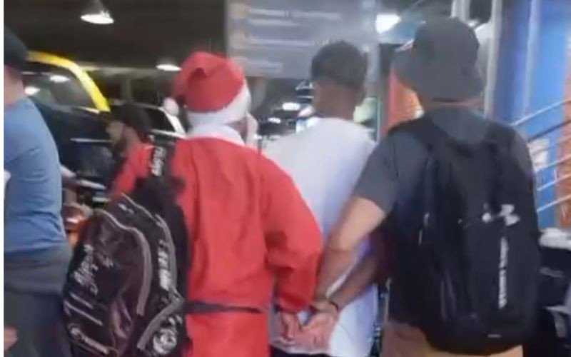 Policial se disfarça de Papai Noel e prende homem em rodoviária no RS | abc+