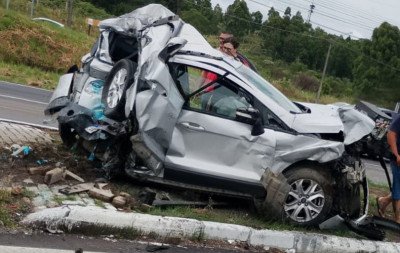 VÍDEO: Cinco pessoas ficam feridas em acidente com caminhão e carros na Serra gaúcha