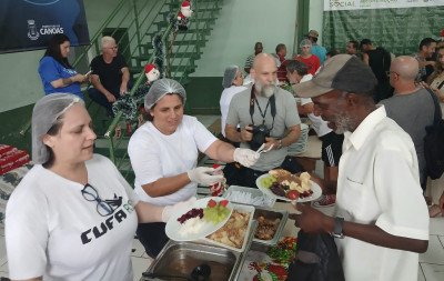 "Vim de longe para Canoas porque aqui se pensa no pobre", relata homem em situação de rua durante ceia de Natal