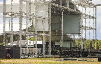 Começa montagem do palco para a tradicional festa de Réveillon em Porto Alegre; veja a lista de shows