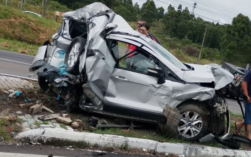 Cinco pessoas ficam feridas em acidente com caminhão e carros na Serra gaúcha

