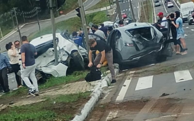 Cinco pessoas ficam feridas em acidente com caminhão e carros na Serra gaúcha

