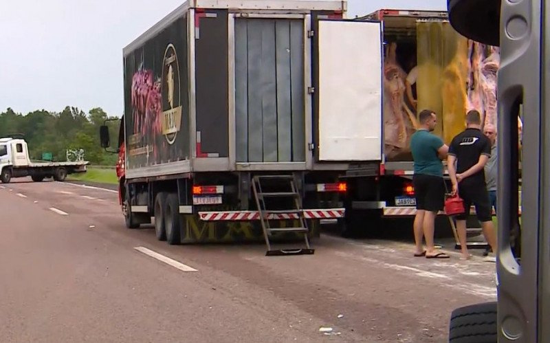Caminhão tombou no quilômetro 24 da free way, em Santo Antônio da Patrulha | abc+
