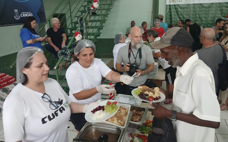 Equipe da CUFA garantiu refeições até para quem voltou à fila para repetir o prato nesta quarta-feira (24) | abc+