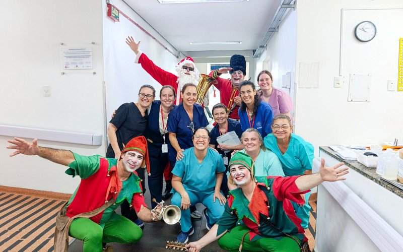 Trupe natalina leva encantamento a pacientes e colaboradores do Hospital Centenário na antevéspera de Natal