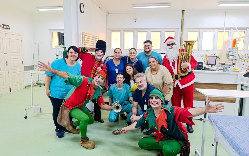 Trupe natalina leva encantamento a pacientes e colaboradores do Hospital Centenário na antevéspera de Natal