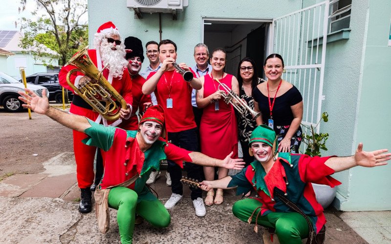 Trupe natalina leva encantamento a pacientes e colaboradores do Hospital Centenário na antevéspera de Natal
