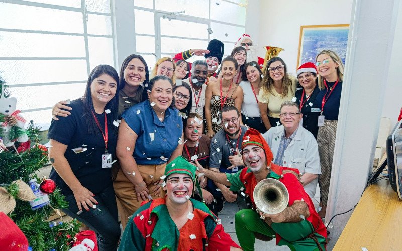 Trupe natalina leva encantamento a pacientes e colaboradores do Hospital Centenário na antevéspera de Natal
