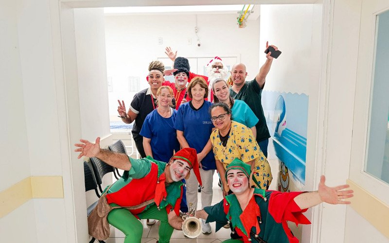 Trupe natalina leva encantamento a pacientes e colaboradores do Hospital Centenário na antevéspera de Natal