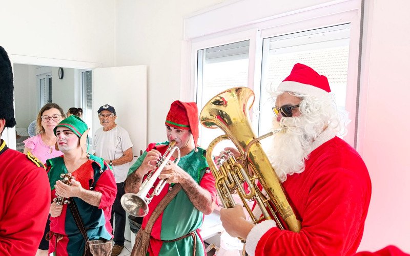 Trupe natalina leva encantamento a pacientes e colaboradores do Hospital Centenário na antevéspera de Natal