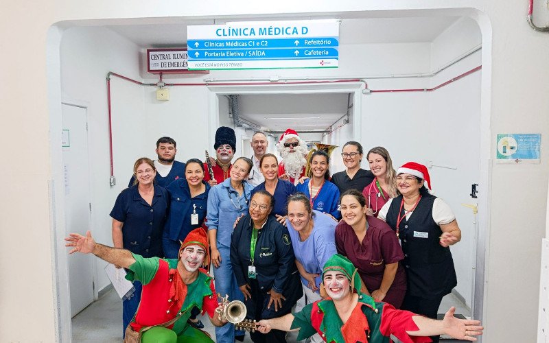 Trupe natalina leva encantamento a pacientes e colaboradores do Hospital Centenário na antevéspera de Natal