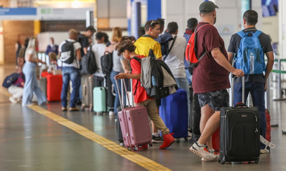 Pilotos e comissários podem entrar em greve a partir de 1º de janeiro | abc+