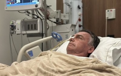 "Absolutamente inacreditável": Carlos Bolsonaro posta foto antiga do pai no hospital e reclama do forte esquema de segurança