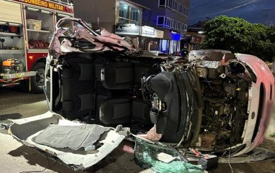 Motorista fica preso às ferragens após capotar veículo em movimentada avenida de Tramandaí