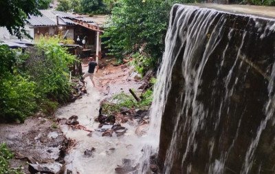 VÍDEO: Chuva intensa causa danos em casas e veículos na Serra gaúcha