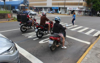 Motociclistas ganham faixa exclusiva de espera em semáforos de Novo Hamburgo
