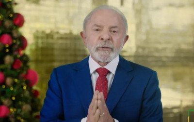 "Fim da escala 6x1 sem redução de salário é demanda do povo", afirma Lula em pronunciamento de Natal
