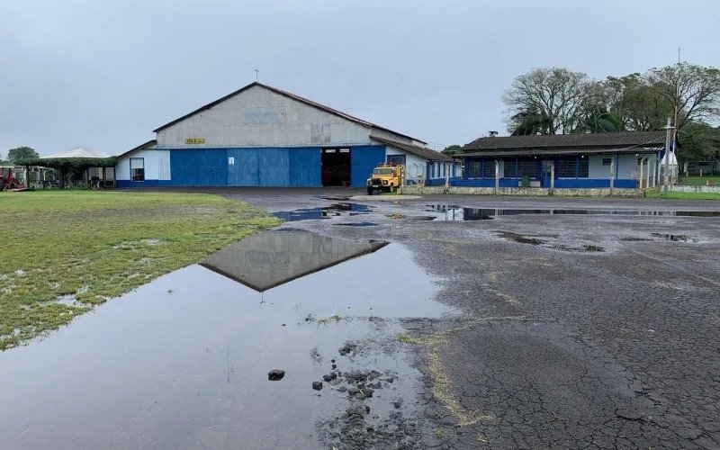 Somente a área em frente ao hangar principal é asfaltada; pista é de grama e saibro | abc+