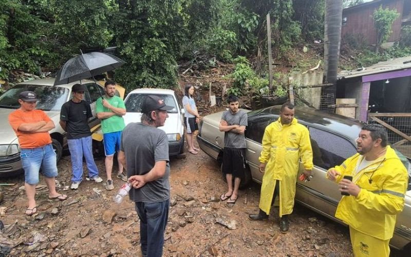 Chuva intensa causa danos em casas e veículos na Serra gaúcha
