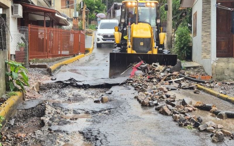 Chuva intensa causa danos em casas e veículos na Serra gaúcha