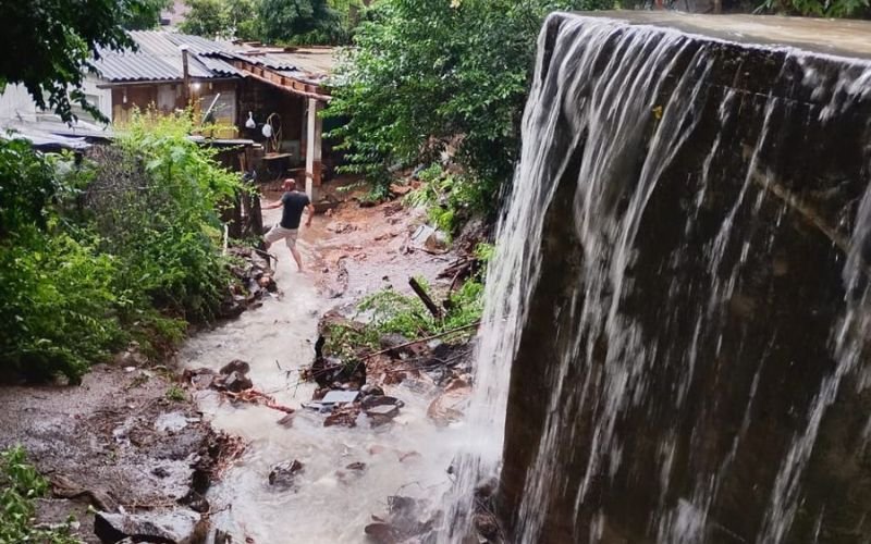Chuva intensa causa danos em casas e veículos na Serra gaúcha