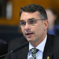 Flávio diz que Michelle está desinformada por insinuar que ele foi à festa bancada por Vorcaro